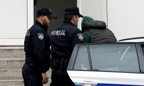 Policija privela četiri mlada razbojnika: Maloljetnik ZET-ovom vozaču prijetio pištoljem