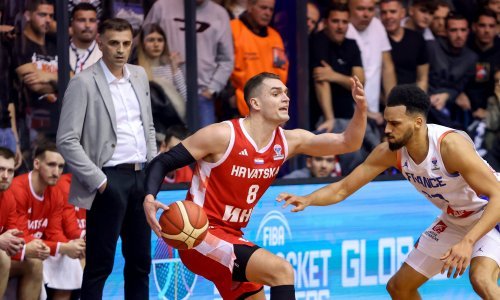 Navijači na kraju utakmice: Sesare, odlazi! Jusupe, Jusupe...