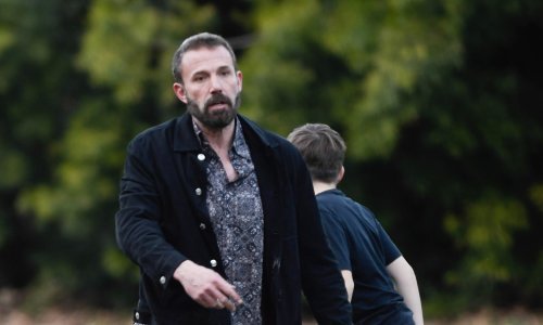 Ispijen i rastresen izgled lica: Ben Affleck snimljen u šetnji sa sinom i kućnim ljubimcima