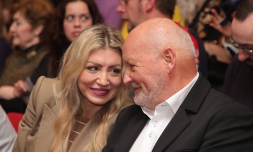 Nježna šaputanja i zaljubljeni pogledi Blanke i Zlatka Mateše na premijeri u Splitu