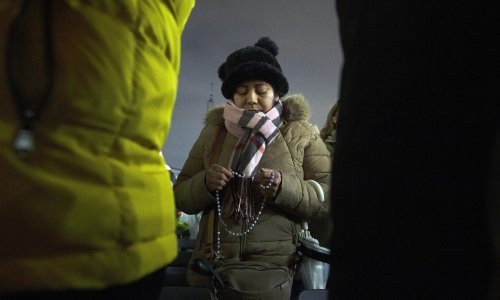 Pogledajte kako vjernici diljem svijeta mole za papu Franju