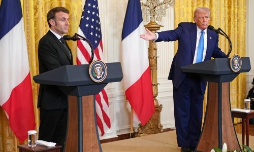 Macron ponizio Trumpa: Zgrabio ga za ruku i prekinuo u iznošenju laži na račun Europe