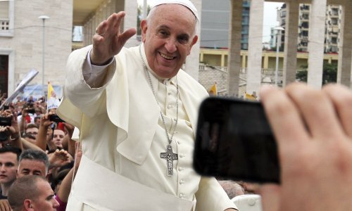 Papa: Pokušajte sa sobom nositi Bibliju onako kako nosite mobitel