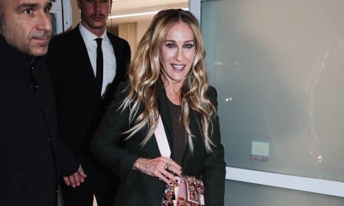 Carrie Bradshaw opet briljira: Odličnu haljinu i još bolje čizme zasjenila je kultna torba