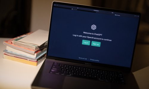 Pad ChatGPT-ja izazvao je kaos. Koliko nam šteti previše AI-ja u poslu?