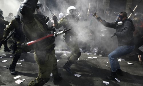 Grci na ulicama, molotovljevim koktelima krenuli na policiju: 'Uvijek se pojavi čudovište korumpirane moći'