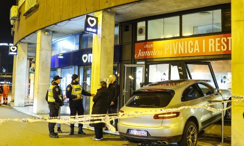 Krš i lom u Zagrebu: Porsche nakon sudara završio u poznatom makedonskom restoranu