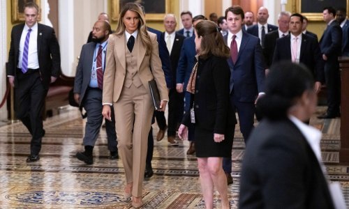 Melania Trump privukla je sve poglede u bež odijelu s posebnim detaljem