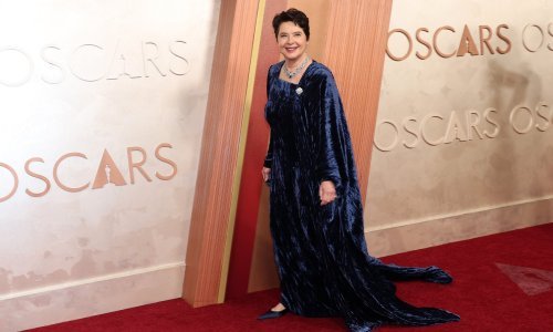 Plavi baršun, majčini dijamanti i neočekivana pratnja: Isabella Rossellini oduševila na Oscarima