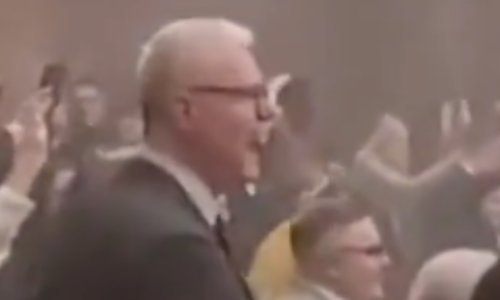 Pogledajte kako je srpska košarkaška legenda u kaosu u parlamentu bijesno urlala: 'Ustaše, ustaše'