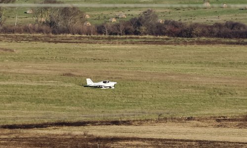 Kod Nina prisilno sletio mali avion