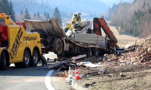 Teška prometna nesreća: Kamion sletio s autoceste