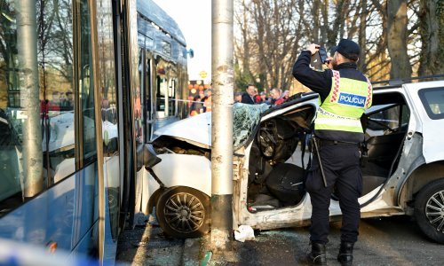 Teška prometna u Zagrebu: Sudarili se tramvaj i taksi