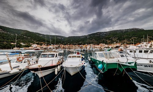 Potpisan ugovor o izgradnji ribarske luke u Komiži: 'Olakšat ćemo posao ribarima'