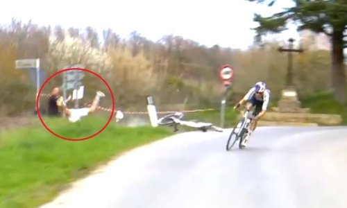 Pogledajte ružan pad Pogačara u Italiji. Nije odustao, digao se i nastavio sav izderan