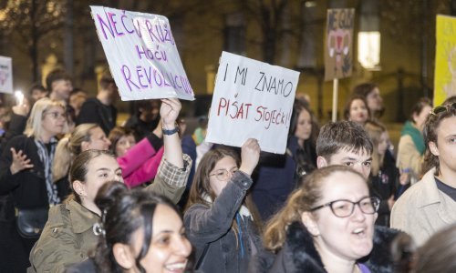 Incident na 'Noćnom maršu' u Osijeku: Kukavice u crnom sudionike gađale jajima