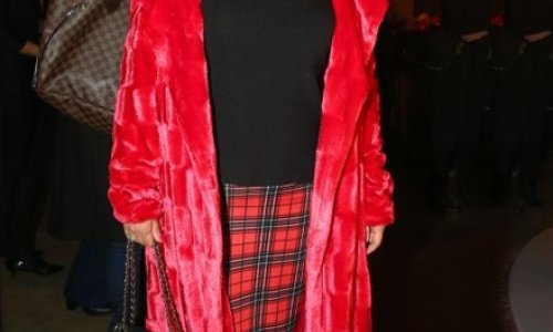 Alka izgleda bolje no ikad, iako s odjećom vodi ljutu borbu