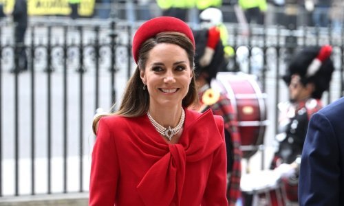 Svi su primijetili nakit Kate Middleton kojim je odala počast dvjema važnim ženama u svom životu