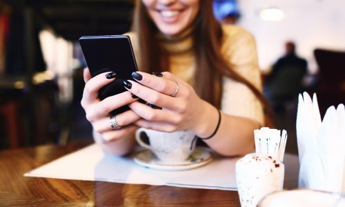 Zašto bi vaš mobitel trebao biti okrenut prema dolje kad ga ne koristite