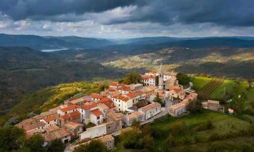 Ljetno kino u Motovunu prikazuje filmove 'Sirat' i 'Fiume o morte!'