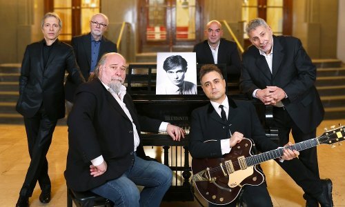 Vlada Divljan dobiva skulpturu u Tematskom parku Rock'n'rolla ususret koncertu Nevladine Organizacije