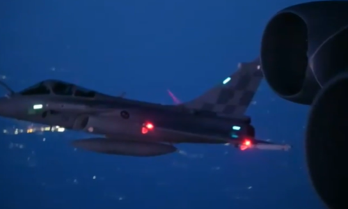 Hrvatski lovci u pratnji američkih bombardera na nebu iznad Europe