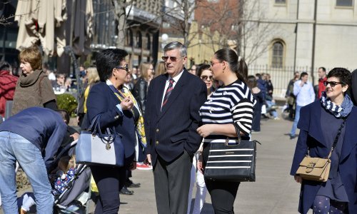 Reinerova supruga i kći modno usklađene za gradsku promenadu