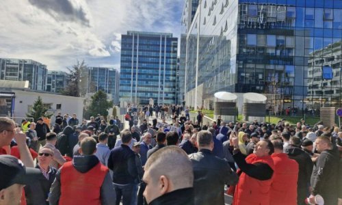 Stotinjak muškaraca blokira ulaz u N1 u Beogradu, među njima i novosadski dužnosnici