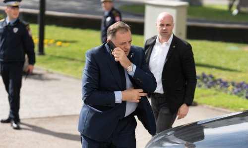 Dodik se bahati satom od 10 tisuća eura, a u drugoj ruci nosi pretpotopni mobitel. Zašto?