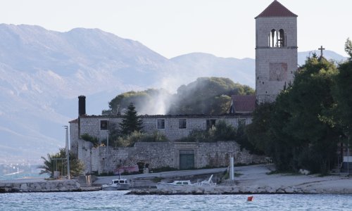 Za obnovu izgorjele crkve na Čiovu pjevat će brojna glazbena imena, dobrotvorni koncert održat će se