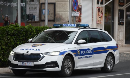 Nesreća kod Požege; kombio sletio s ceste u Skenderovcima