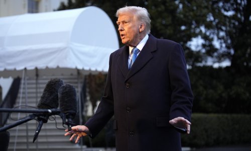 Novinarka udarila Trumpa mikrofonom: 'Ona je postala upravo velika priča!'