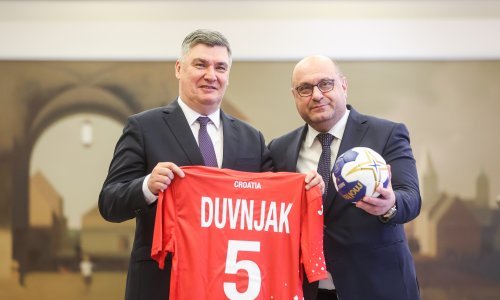 Predsjednik Zoran Milanović odlikovao srebrne hrvatske rukometaše
