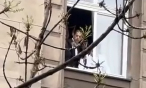 Srbijanski šef diplomacije opet s prozora gleda prosvjed