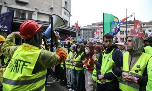 Tihi heroji beogradskih prosvjeda: Kako su studentski redari satima držali pod kontrolom tisuće ljudi?