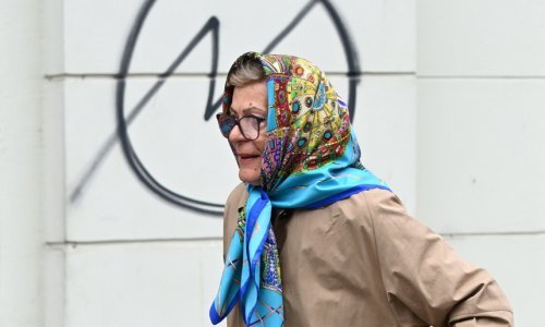 Legendarna HRT-ovka prošetala s omiljenim modnim detaljem kraljice Elizabete