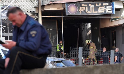 Osumnjičeni za požar u klubu Makedoniji u lisicama dovedeni na ispitivanje