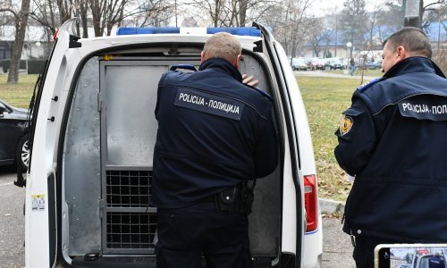 Diler droge vozilom udario policajca pa pobjegao pješice, još ga traže