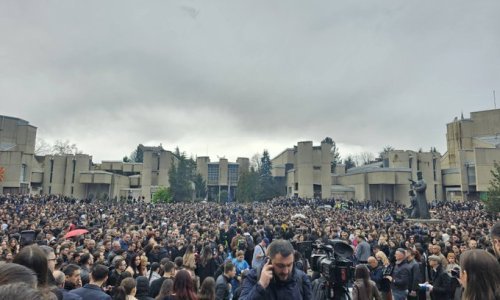 Sedam minuta šutnje za žrtve iz Kočana: Stotine studenata na odavanju počasti, nekima i pozlilo