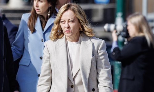 Šokirala odabirom: Talijanska premijerka za susret s kraljem obula - tenisice!