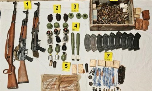 Policija muškarcu oduzela veliku količinu zabranjenog oružja, eksploziva i streljiva