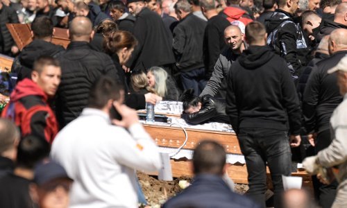 Tisuće ljudi na groblju u Kočanima: 'Ispraćamo našu budućnost'
