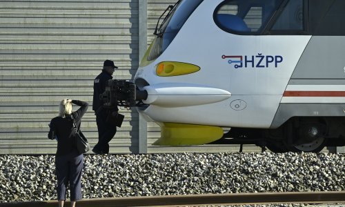 Tragedija kod Dugog Sela: Vlak naletio na auto, jedna osoba poginula