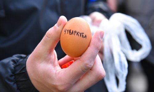 Građani u Nišu jajima gađali članove Vučićeve stranke, otkazan skup SNS-a