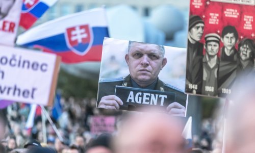 Tisuće Slovaka prosvjedovalo protiv premijera Fica: 'Situacija je kritična'