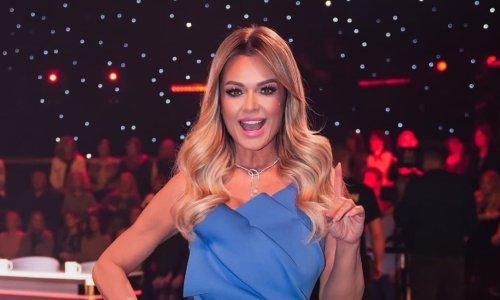 Još jedan damski look: Minea zablistala u haljini s dugačkim šlepom