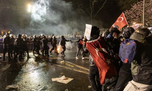 Ulični rat u Turskoj: Interventna policija suzavcem i vodenim topovima na prosvjednike
