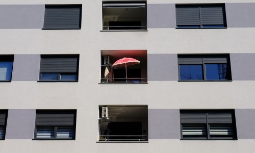 Od boje suncobrana do bicikla u hodniku: Pravila, zabrane i potencijalne kazne stanarima