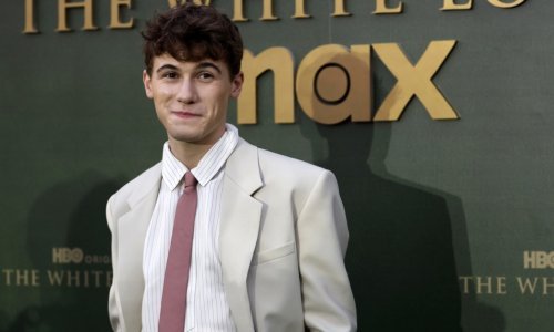 Tko je Sam Nivola? Mlađi brat iz 'Bijelog lotosa' dijete je slavnog glumačkog para