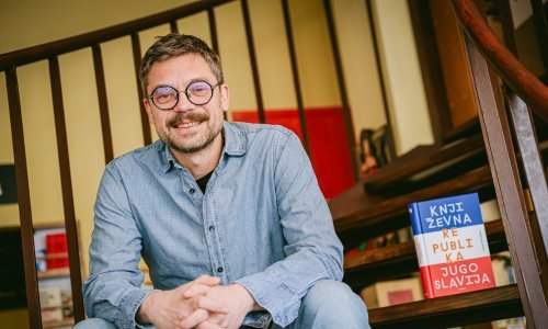 Ako pitate Borisa Postnikova, Jugoslavija postoji u obliku književne republike. Što je to?